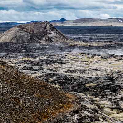 Dampfende Erde bei einer Wanderung an der Krafla (letzter Ausbruch 1985)
